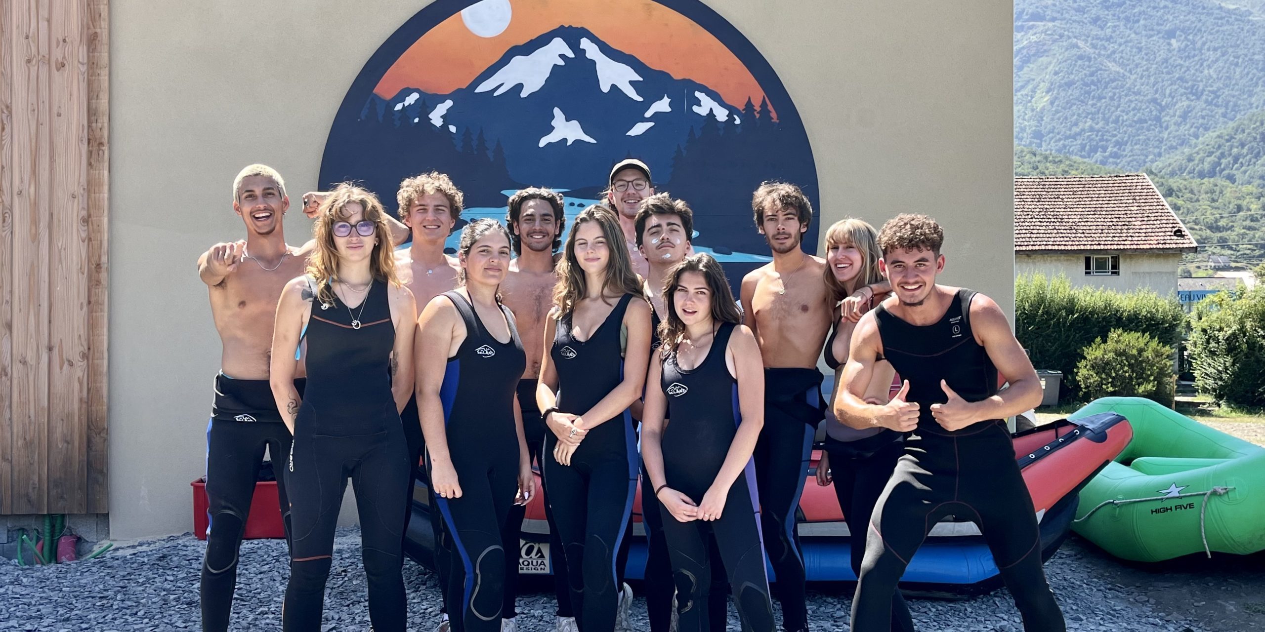 IMG_9075 Pratiquants de rafting en combinaison, devant la base nautique Tom Rafting, à Villelongue